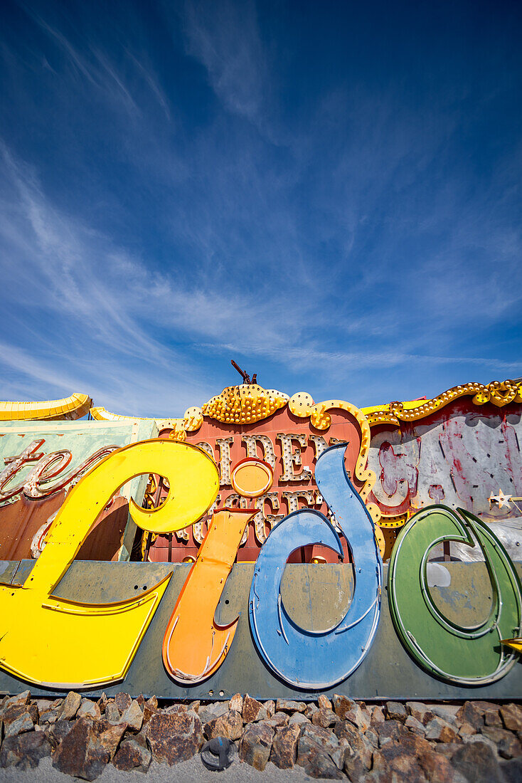 Verlassene und weggeworfene Leuchtreklame von Lido im Neon Museum, auch bekannt als Neon Boneyard in Las Vegas, Nevada.