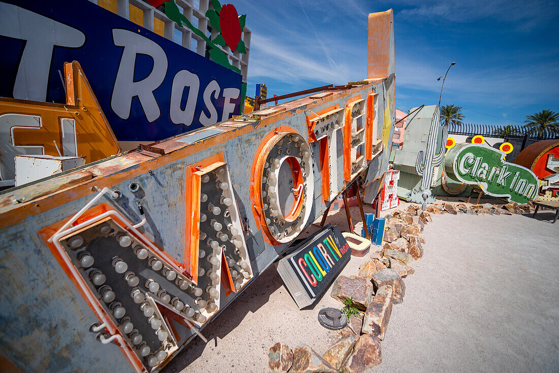 Verlassenes und ausrangiertes Motelschild im Neon Museum, auch bekannt als Neon Boneyard in Las Vegas, Nevada.