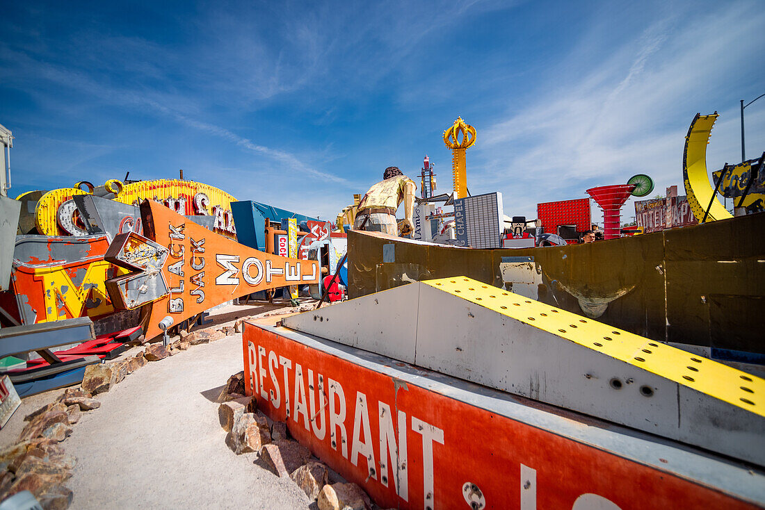 Verlassene und weggeworfene Schilder im Neon Museum, auch bekannt als Neon Boneyard in Las Vegas, Nevada.