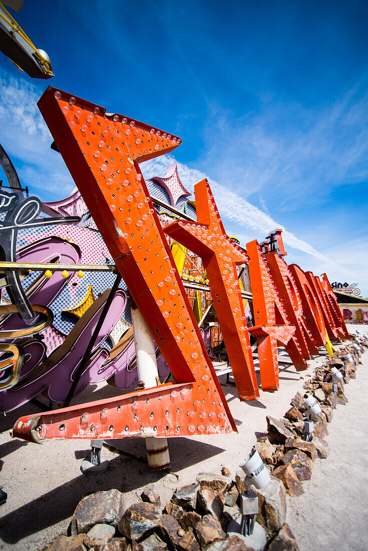 Verlassene und weggeworfene Leuchtreklame des Stardust Casino im Neon Museum, auch bekannt als Neon Boneyard in Las Vegas, Nevada.