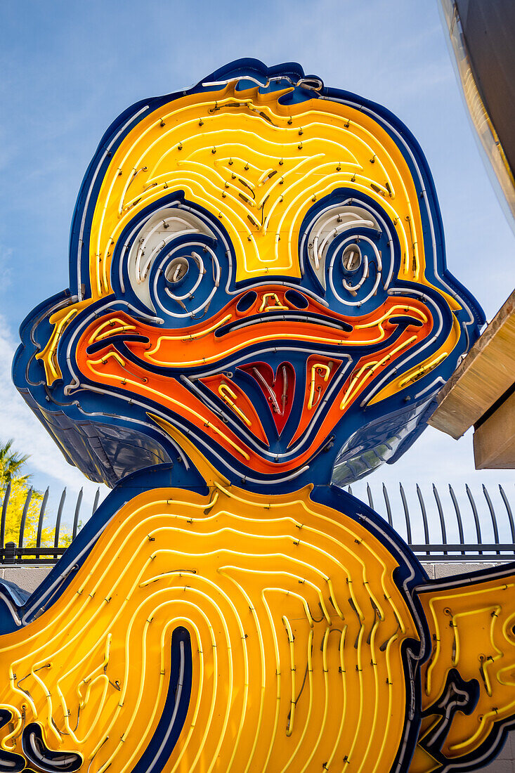Verlassenes und weggeworfenes Neon-Entenschild im Neon Museum, auch bekannt als Neon Boneyard in Las Vegas, Nevada.