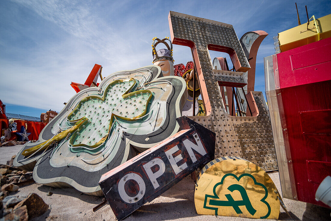 Verlassene und weggeworfene Neon-Open-Schild im Neon Museum, auch bekannt als Neon Boneyard in Las Vegas, Nevada.