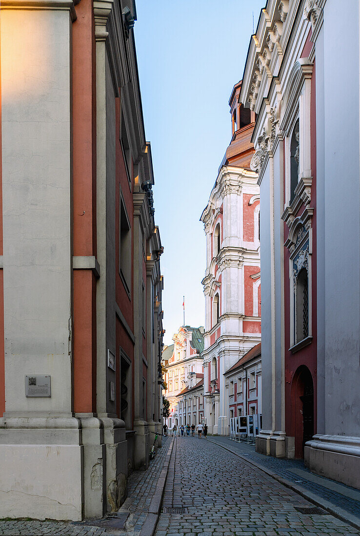 Gasse Ulica Gołębia (Golebia) mit Stiftsbasilika Maria Magdalena (Kirche des hl. Stanislaus und der hl. Maria Magdalena, Kościół Farny św. Stanisława, Kosciol Farny Sw. Stanislawa) in Poznań (Poznan; Posen) in der Woiwodschaft Wielkopolska in Polen