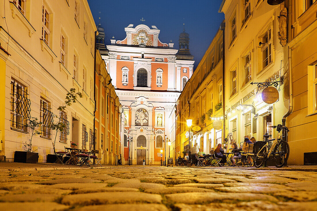 Alley Świętosławska (Swietoslawska) with the Collegiate Basilica of Mary Magdalene (Church of St. Stanislaus and St. Mary Magdalene, Kościół Farny św. Stanisława, Kosciol Farny Sw. Stanislawa) in Poznań (Poznan; Poznan) in the Wielkopolska Voivodeship of Poland