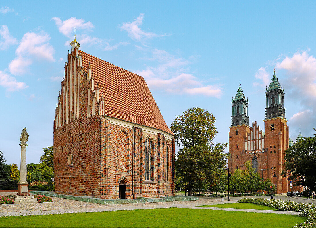 Marienkirche (Kościół Najświętszej Marii Panny) mit Mariensäule und Posener Dom (St.-Peter-und-Paul-Kathedrale, Katedra) auf der Dominsel (Ostrów Tumski) in Poznań (Poznan; Posen) in der Woiwodschaft Wielkopolska in Polen