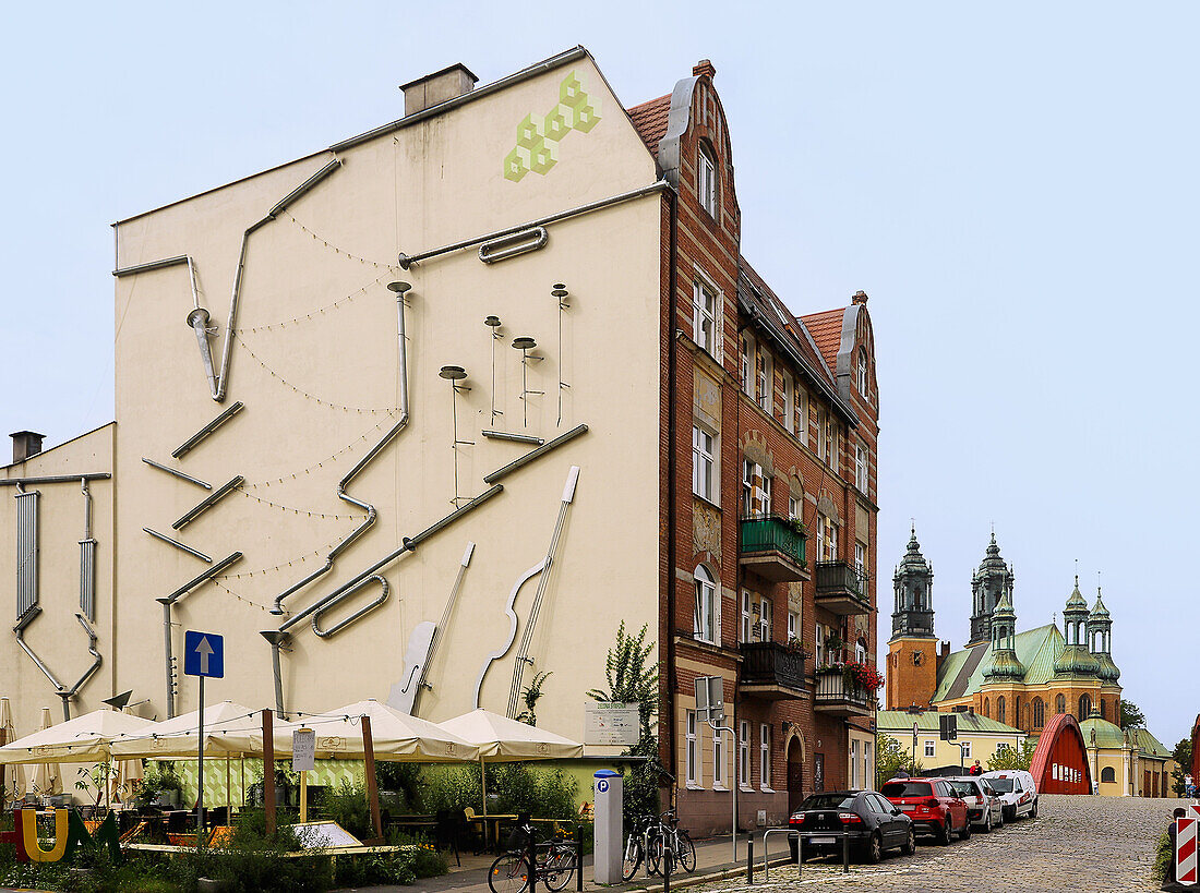 Mural The Green symphony (zielona symfonia) im Viertel Śródka mit Blick auf den Posener Dom (St.-Peter-und-Paul-Kathedrale, Katedra) auf der Dominsel (Ostrów Tumski) in Poznań (Poznan; Posen) in der Woiwodschaft Wielkopolska in Polen