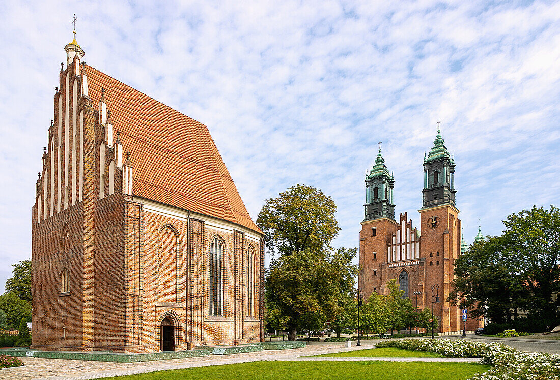 Marienkirche (Kościół Najświętszej Marii Panny) und Posener Dom (St.-Peter-und-Paul-Kathedrale, Katedra) auf der Dominsel (Ostrów Tumski) in Poznań (Poznan; Posen) in der Woiwodschaft Wielkopolska in Polen
