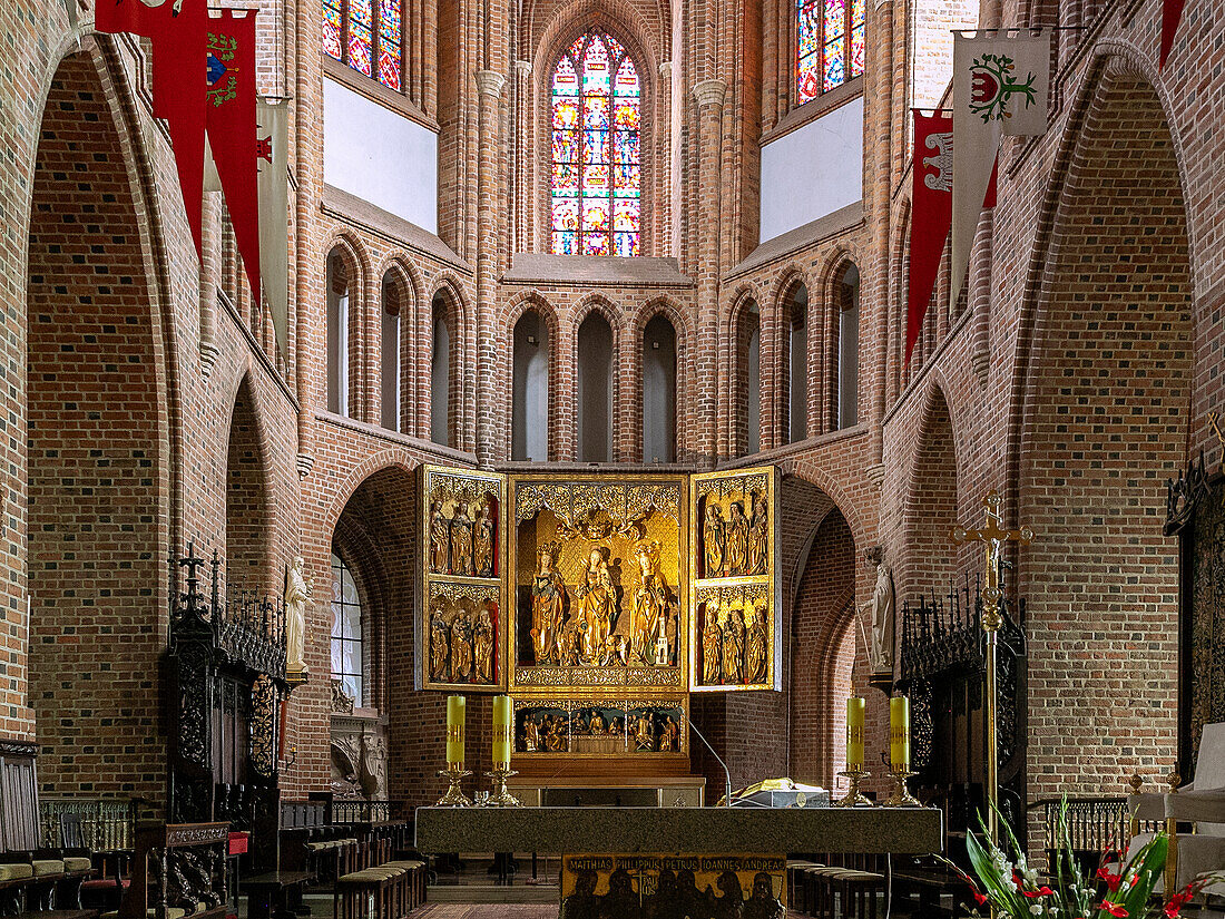 Innenraum und Hauptraltar des Posener Dom (St.-Peter-und-Paul-Kathedrale, Katedra) auf der Dominsel (Ostrów Tumski) in Poznań (Poznan; Posen) in der Woiwodschaft Wielkopolska in Polen
