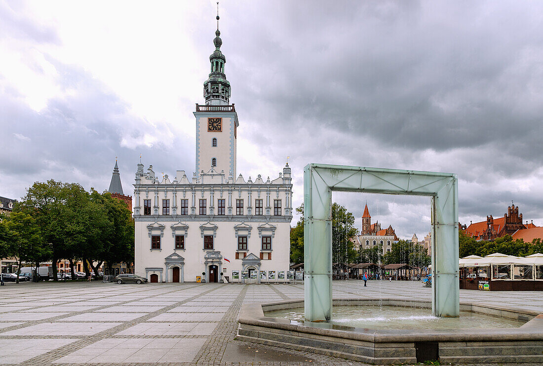 Rynek Market Square (Rynek miasta Chełmno) with fountain (Fontanna na Rynku) and Renaissance town hall (Ratusz w Chełmnie) and view of the Church of St. James the Elder and St. Nicholas (Kościół św. Jakuba i św. Mikołaja) in Chełmno ( Kulm, Chełmno nad Wisłą, Chelmno) in the Kujawsko-Pomorskie Voivodeship in Poland