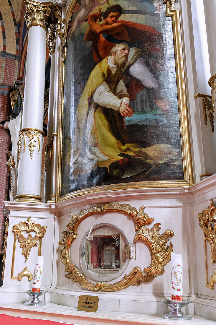 Altar und Silberdose mit Reliquie des hl. Valentin (Święty Walenty Relikwie) in der Kirche Maria-Himmelfahrt (Kościół farny pw Wniebowzięcia NMP) in Chełmno (Kulm, Chełmno nad Wisłą, Chelmno) in der Wojewodschaft Kujawsko-Pomorskie in Polen