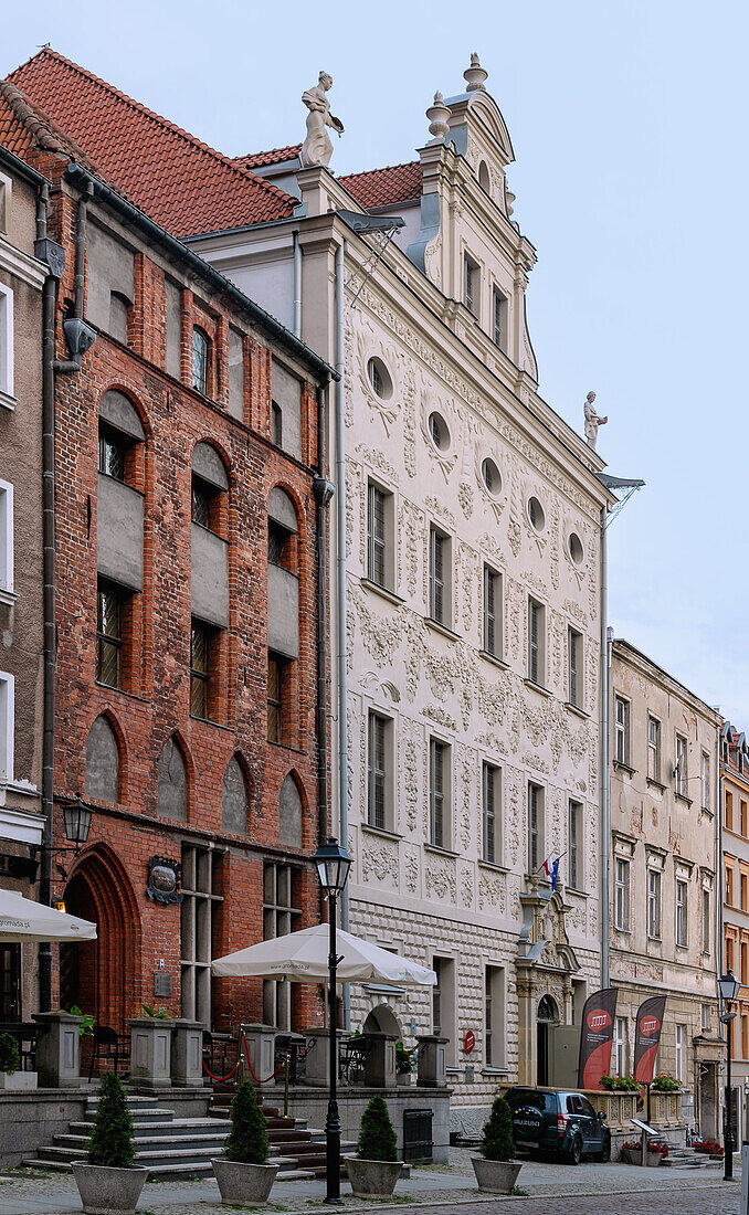 Straße Żeglarska (Zeglarska) und Dąmbski Palast (Dambski Palast, Dambskich Palace, Palac Dąmbskich) in Toruń (Thorn, Torun) in der Wojewodschaft Kujawsko-Pomorskie in Polen