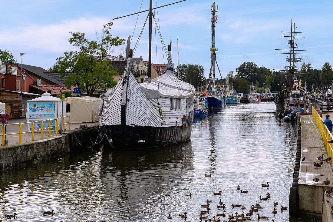 Hafen mit Ausflugsschiffen in Łeba (Leba) in der Wojewodschaft Pomorskie in Polen