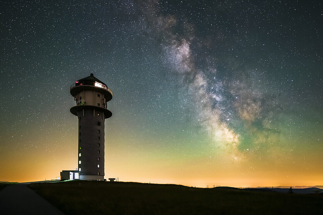 Milchstraße über dem Feldbergturm, Schwarzwald, Baden-Württemberg, Deutschland