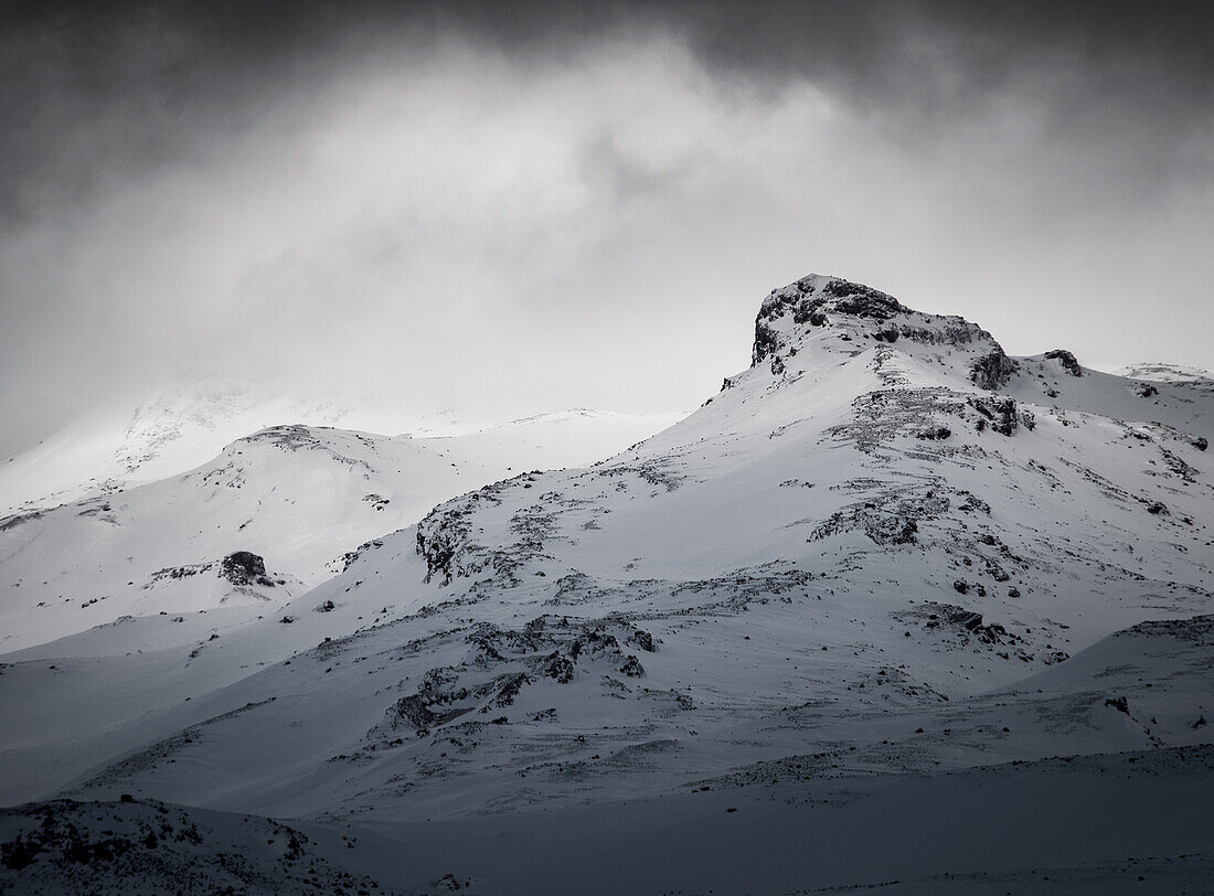 Wolkenspiel und Berge, Island