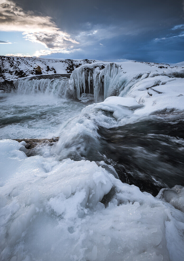 Dämmerung am Godafoss Wasserfall, Island