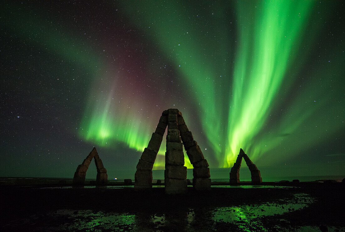 Polarlichter am Arctic Henge, Heimskautsgerðið, Island