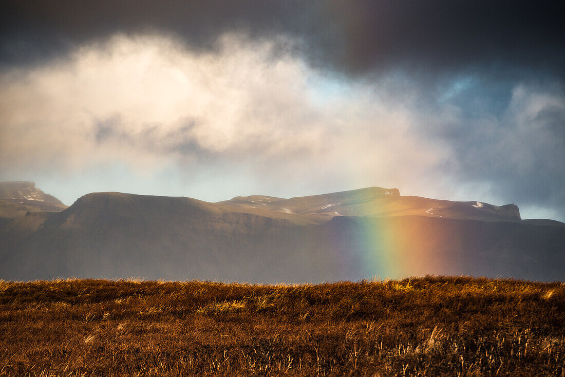 Regenbogen entlang der Ringstraße, Island