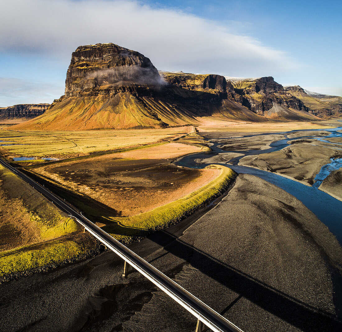 Ringstraße entlang der Berge, Island