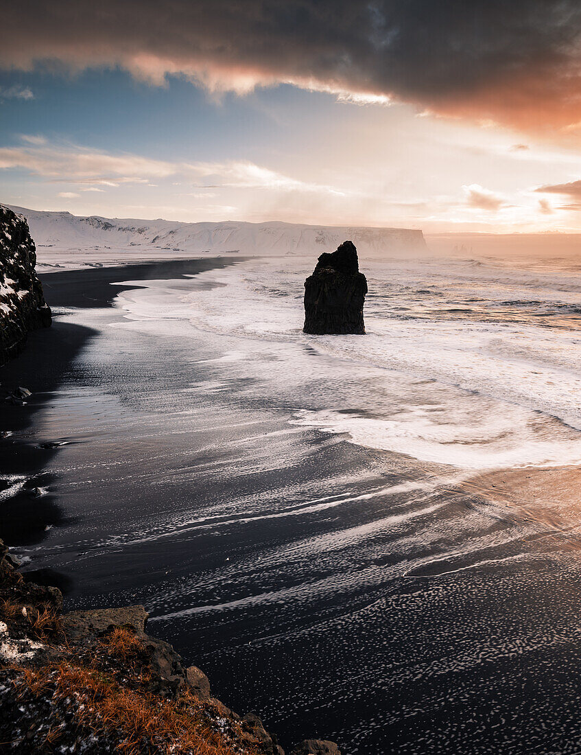 Reynisfjara Strand bei Sonnenaufgang, Island