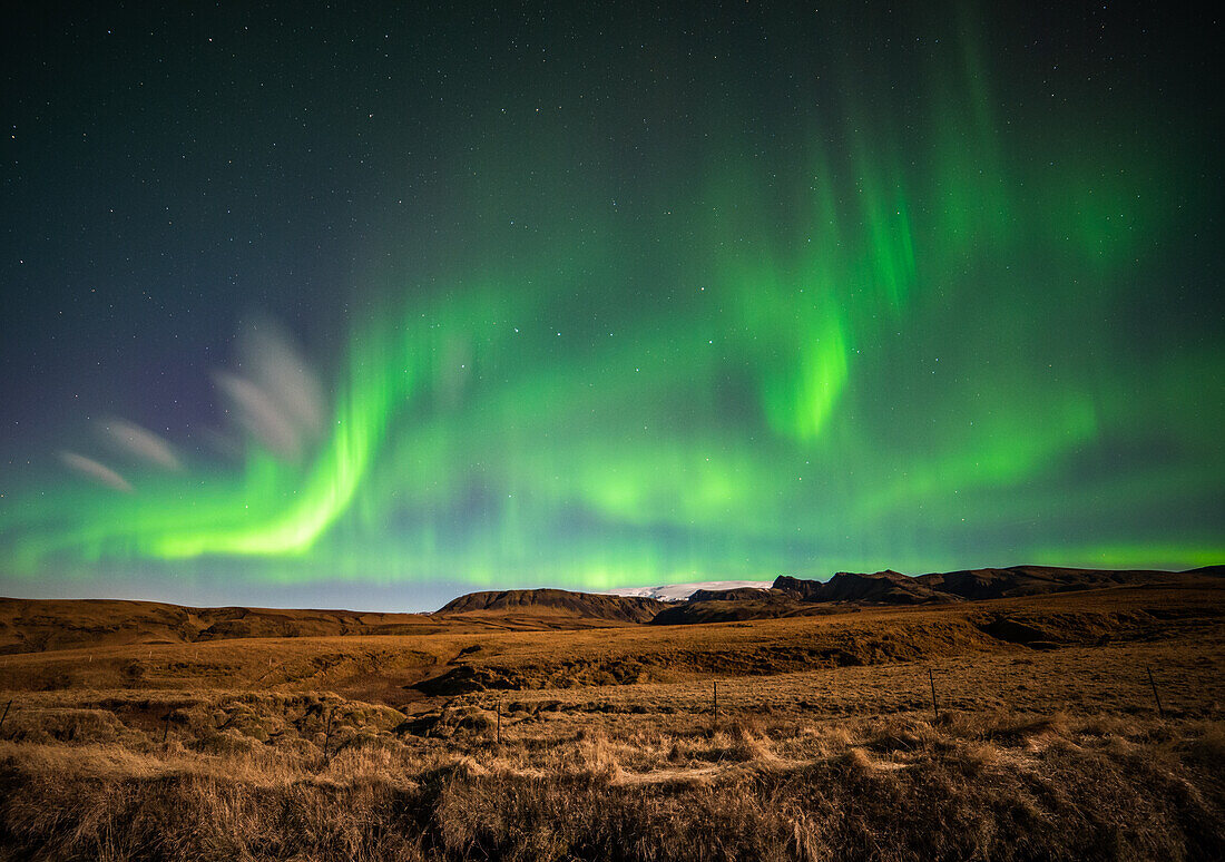 Polarlicht während des Vollmonds, Island
