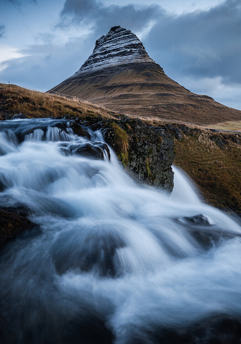 Kirkjufell Wasserfall zur blauen Stunde, Island