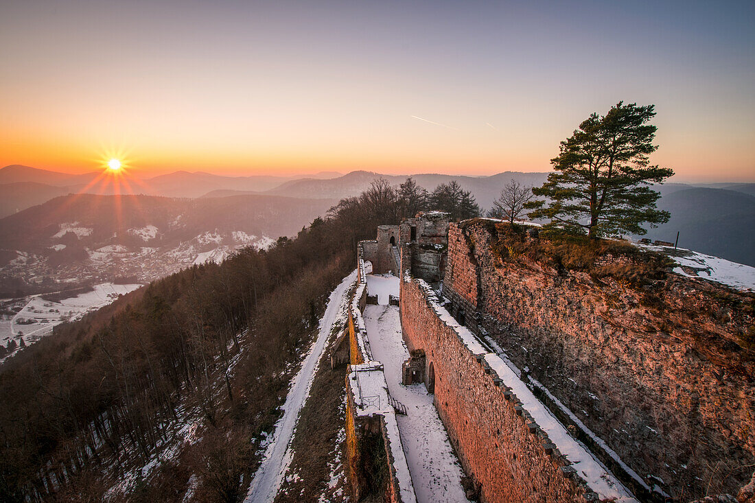 Sonnenuntergang im Januar auf Burg Neuscharfeneck, Rheinland-Pfalz, Deutschland