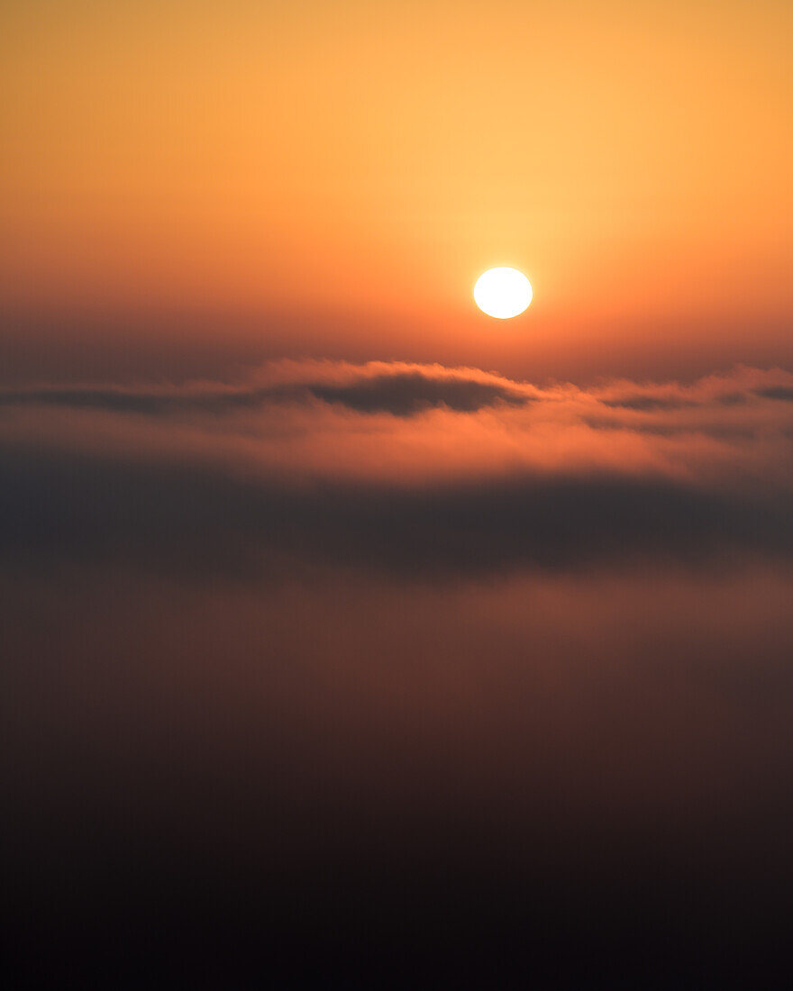 Sonnenaufgang über dem Nebel, Pfälzerwald, Rheinland-Pfalz, Deutschland