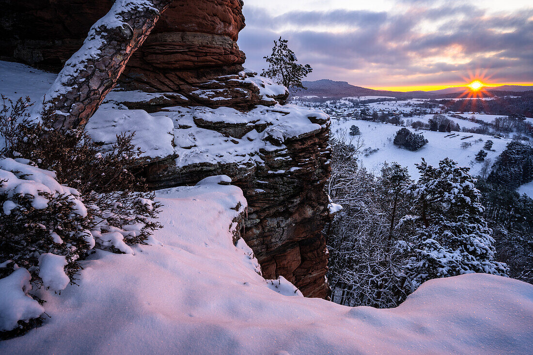 Winterlicher Sonnenaufgang am Sprinzelfelsen, Pfälzerwald, Rheinland-Pfalz, Deutschland