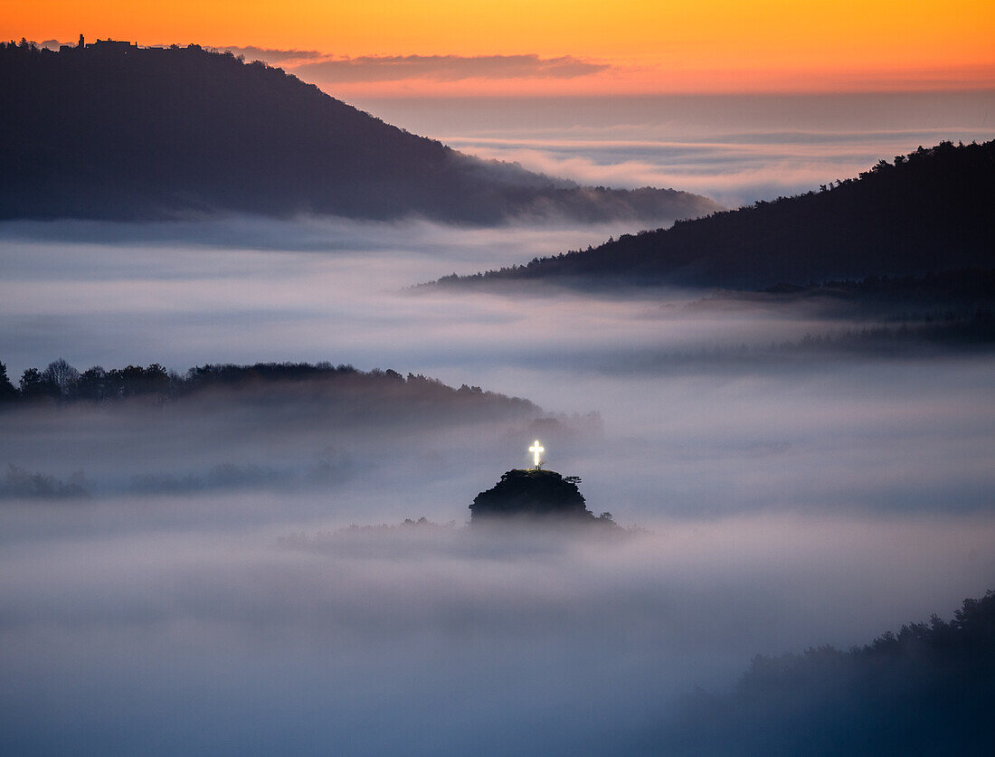 Gipfelkreuz über dem Nebel, Pfälzerwald, Rheinland-Pfalz, Deutschland