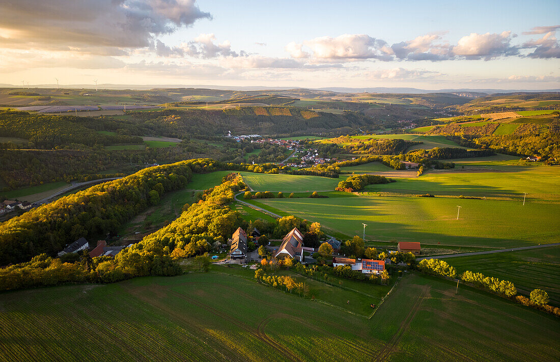 Luftaufnahme auf Bauernhof am Stolzenberger Panoramaweg, Rheinland-Pfalz, Deutschland