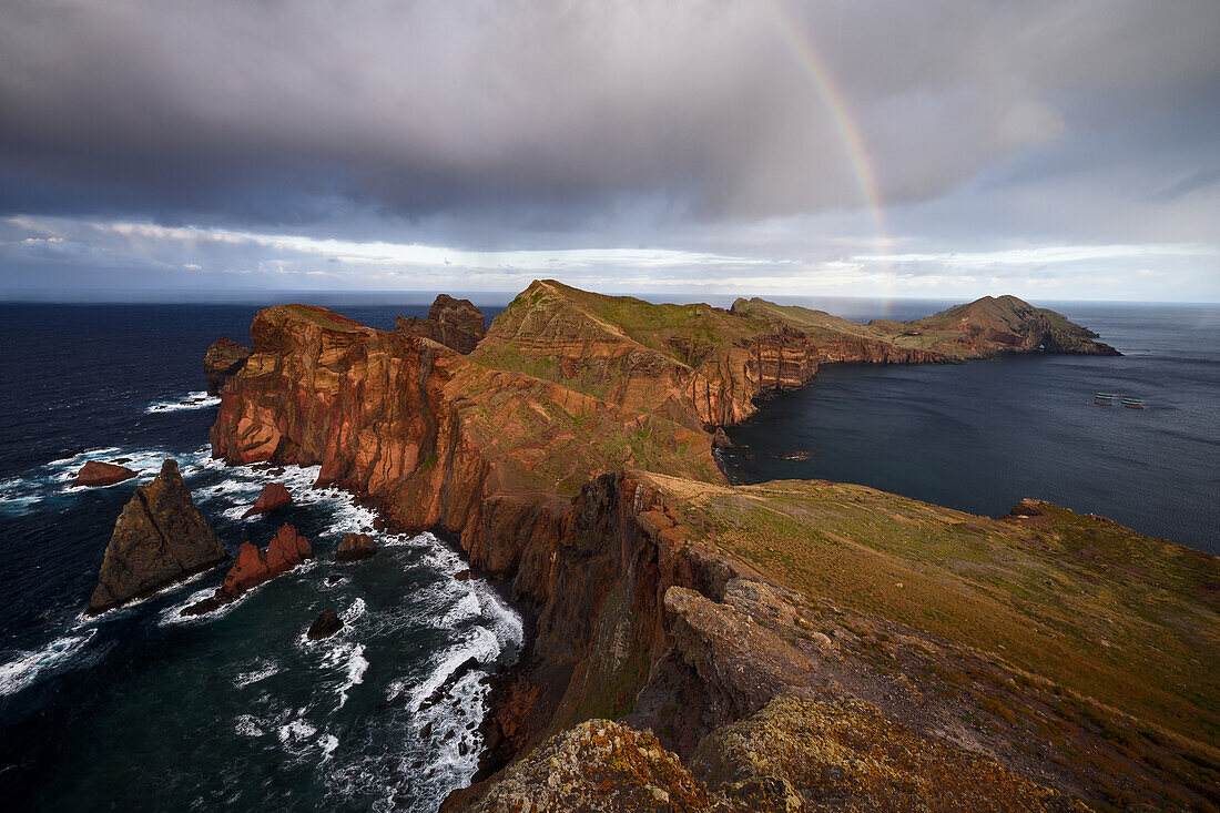 Regenbogen über der Felsenküste, Madeira, Portugal
