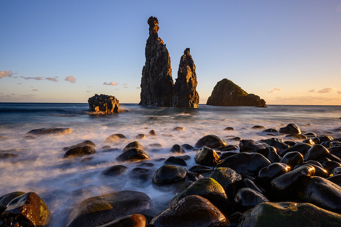 Felsnadel bei Sonnenaufgang, Madeira, Portugal