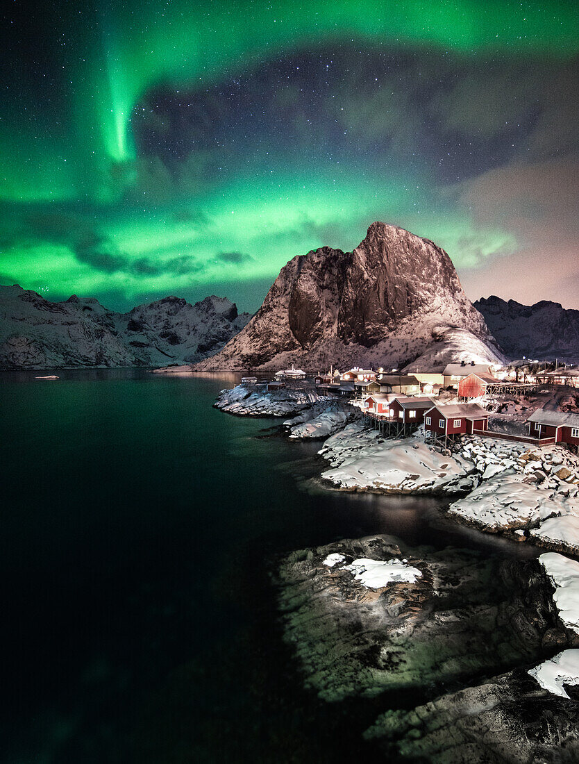 Ausblick auf Reine und Polarlichter, Lofoten, Norwegen