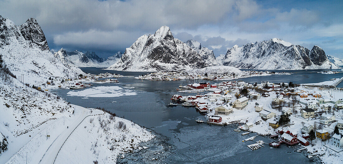 Ausblick auf Reine von Oben, Lofoten, Norwegen