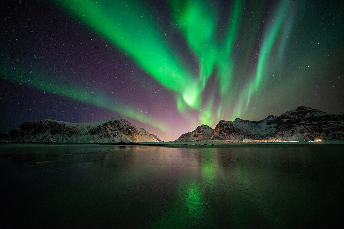 Polarlichter über dem Flakstad Beach, Lofoten, Norwegen