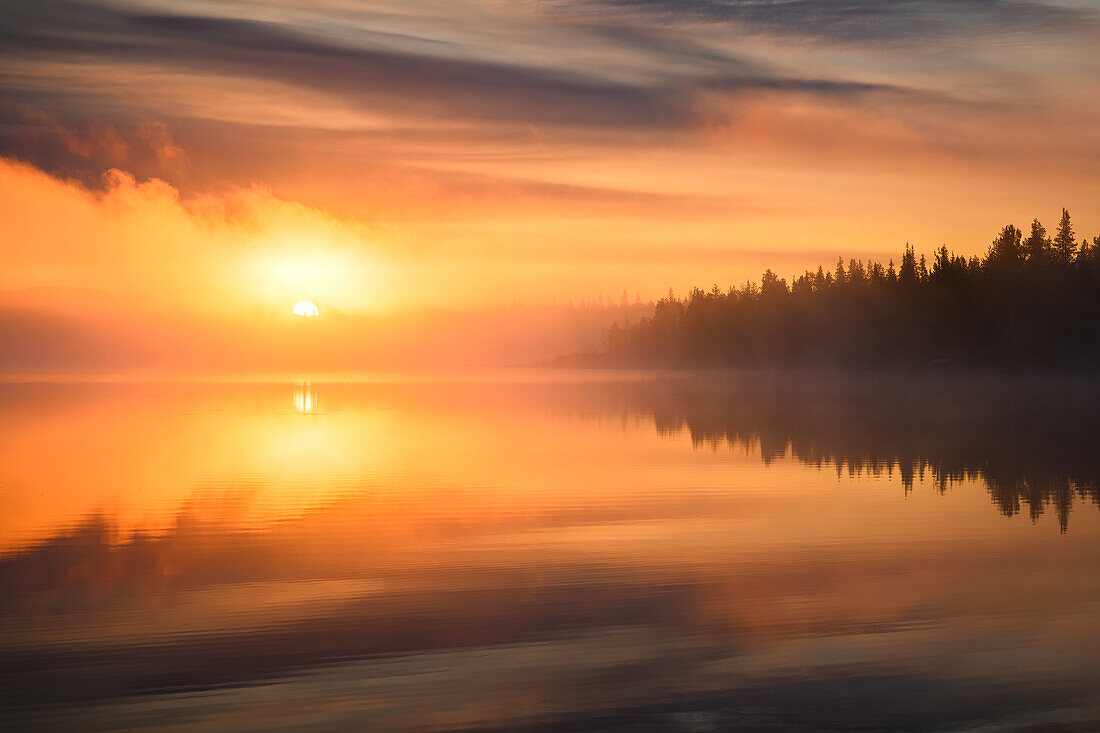 Malerischer Sonnenaufgang, Lappland, Finnland