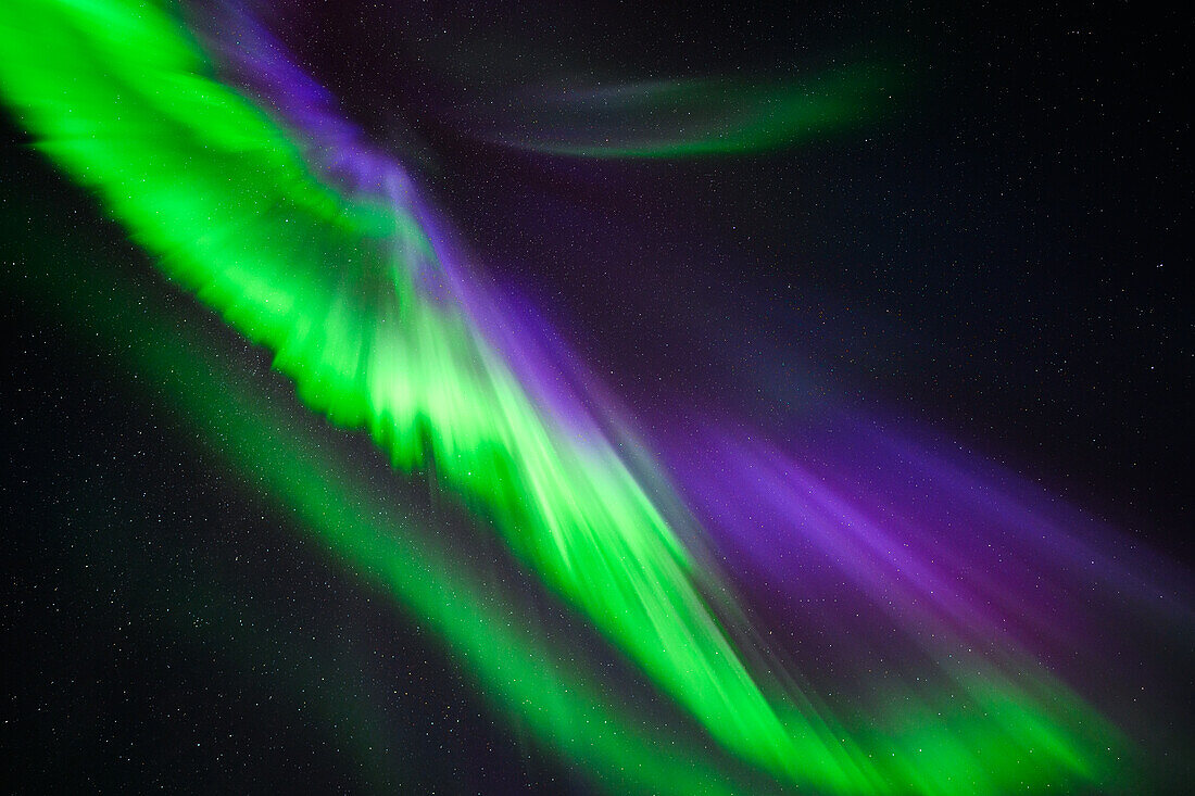 Seltene Polarlichter über dem Lappland, Finnland