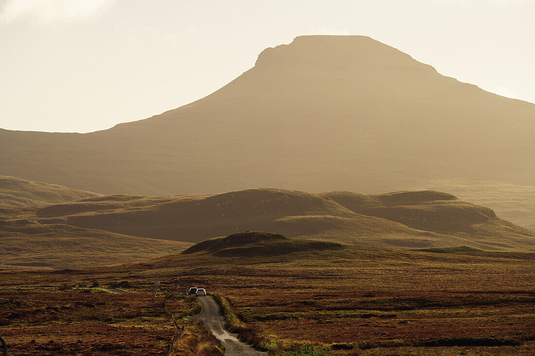 Hügellandschaft zur goldenen Stunde, Isle of Skye, Schottland, Vereinigtes Königreich