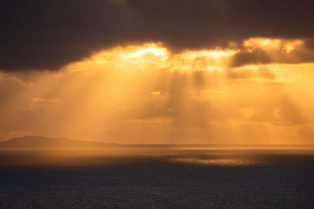 Lichtstrahlen auf dem Meer, Schottland, Vereinigtes Königreich