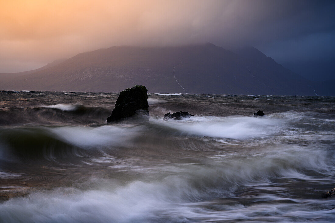 Elgol Beach zur Dämmerung, Isle of Skye, Schottland, Vereinigtes Königreich