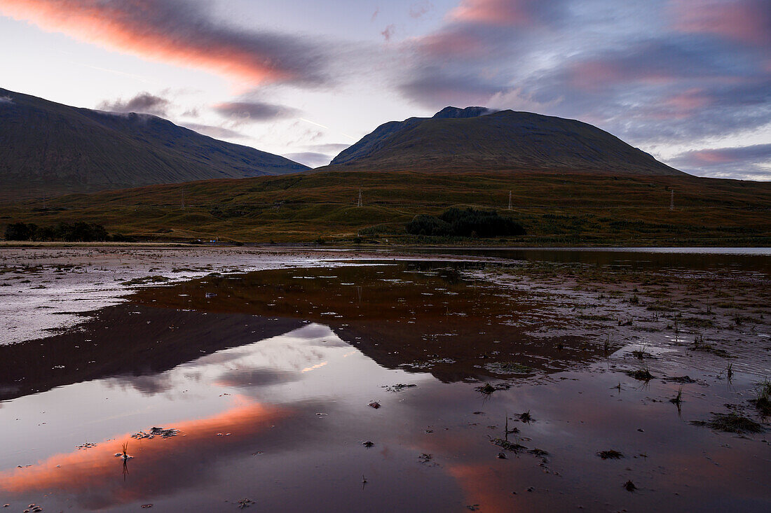 Sonnenaufgang am See, Schottland, Vereinigtes Königreich