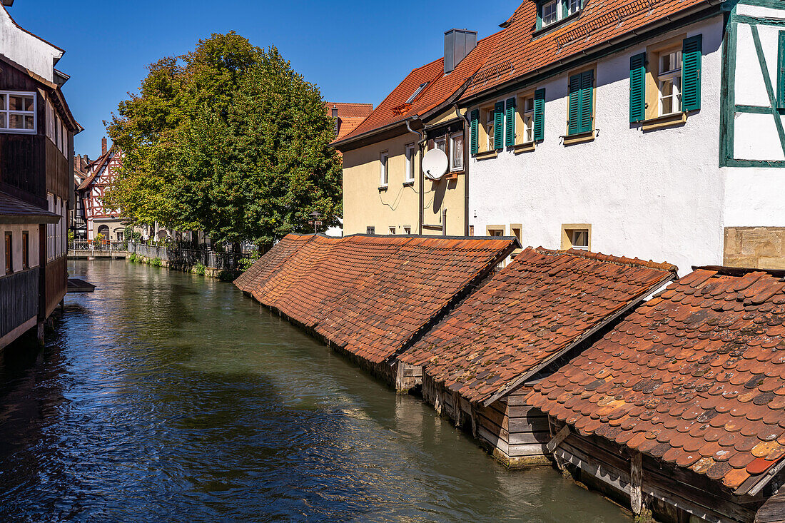 Fischkästen aus Holz an der Wiesent in Forchheim, Oberfranken, Bayern, Deutschland 