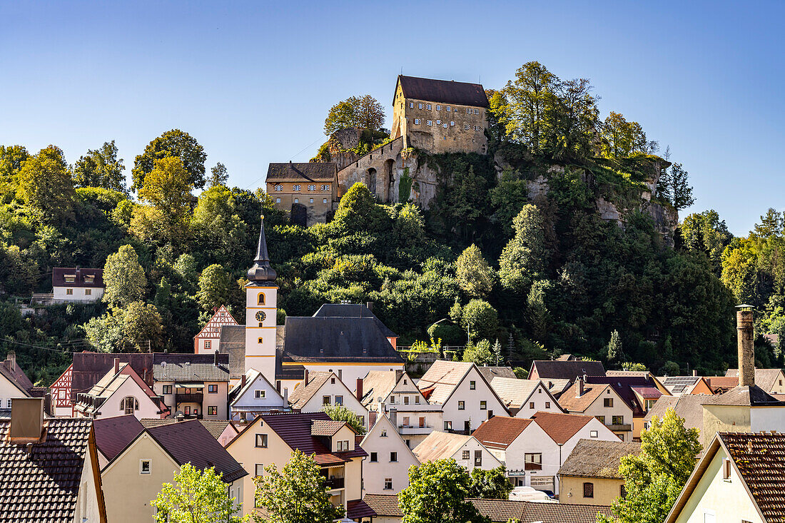 Stadtansicht mit Pfarrkirche St. Bartholomäus und der Burg in Pottenstein in der Fränkischen Schweiz, Bayern, Deutschland