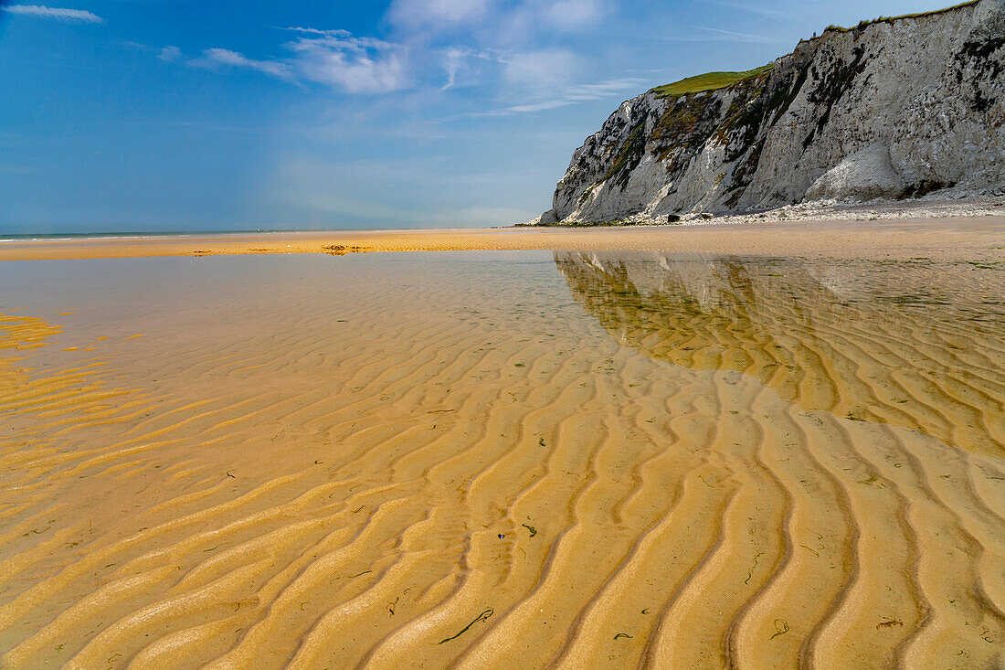 Cliffs and the Cran d&#39;Escalles beach on the Côte d&#39;Opale or Opal Coast in Escalles, France