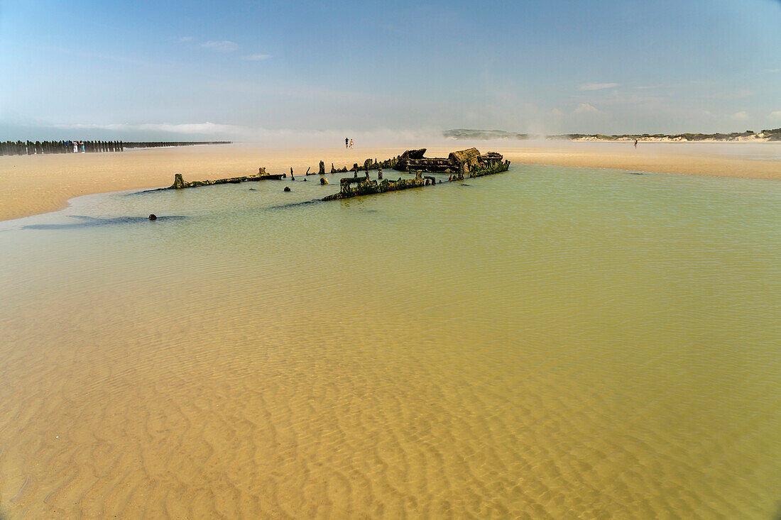 Schiffswrack der Lord Grey am Strand Plage de Sangatte an der Côte d’Opale oder Opalküste in Sangatte, Frankreich\n