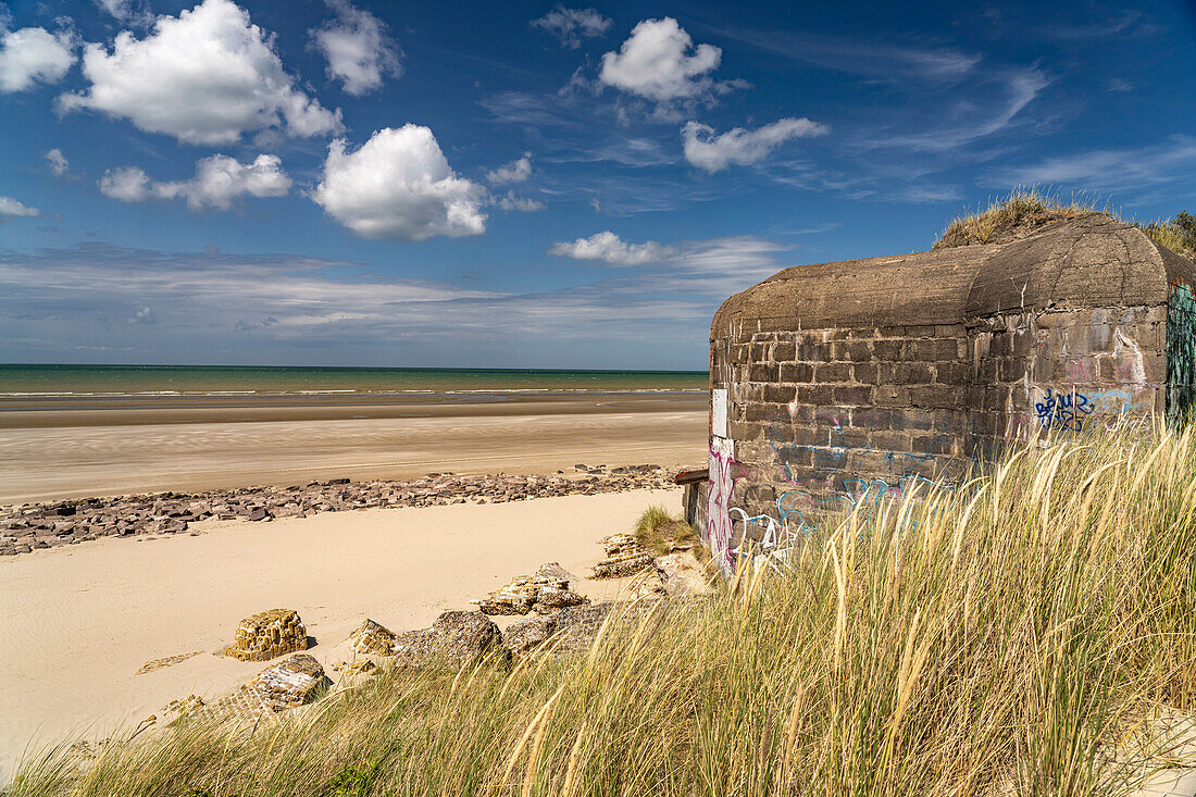 Bunker aus dem zweiten Weltkrieg am Strand von Leffrinckoucke an der Côte d’Opale oder Opalküste, Frankreich