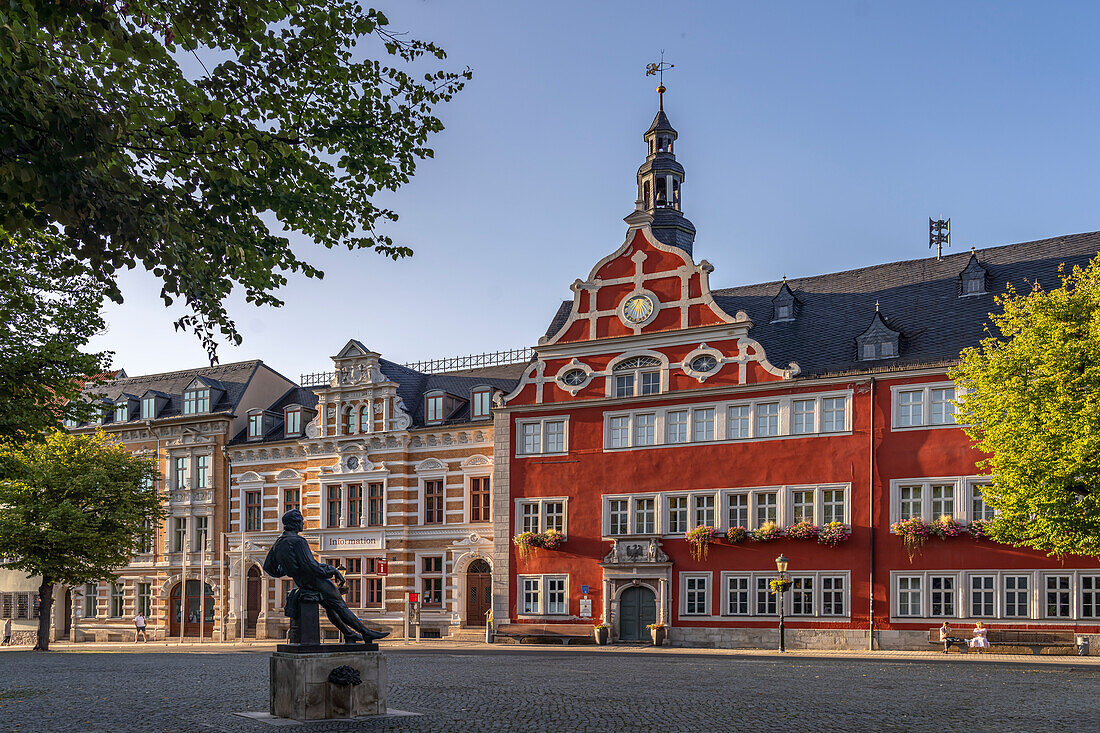 Bach-Denkmal vor dem Rathaus auf dem Markt von Arnstadt, Thüringen, Deutschland