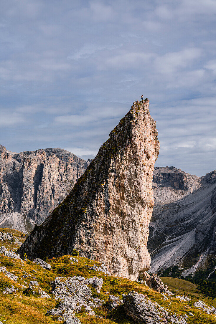 Kletterer auf der Pieralongia im Naturpark Puez-Geisler im Herbst, Grödnertal, Bozen, Südtirol, Italien