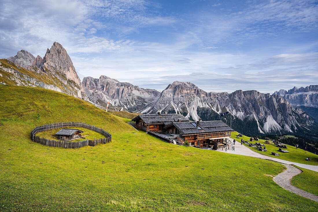 Bewirtschaftete Hütte im Naturpark Puez-Geisler im Herbst, Grödnertal, Bozen, Südtirol, Italien