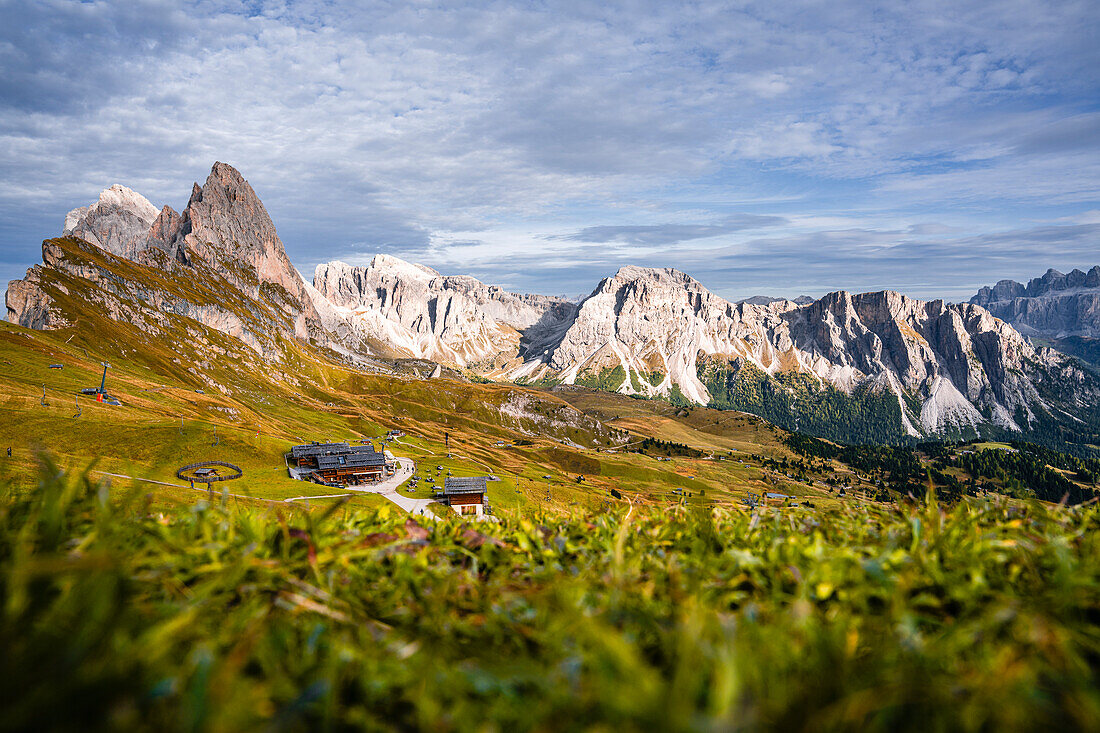 Bewirtschaftete Hütte im Naturpark Puez-Geisler im Herbst, Grödnertal, Bozen, Südtirol, Italien